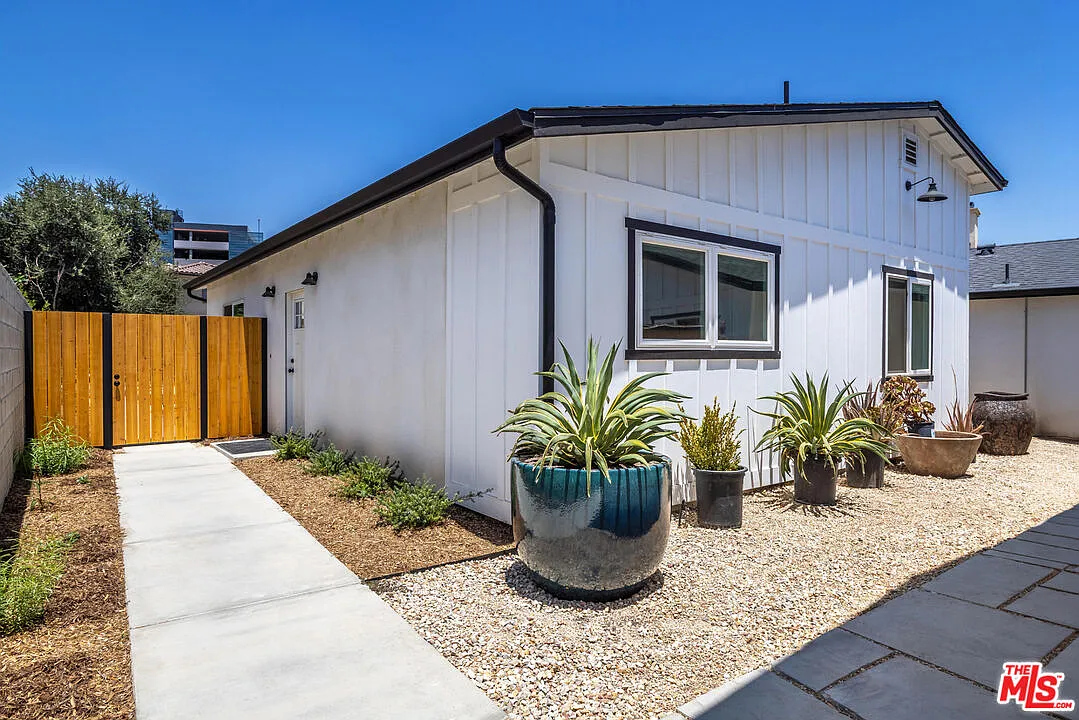 3 bed, 2.0 bath, 1100 sqft, $3,995 — Photo 3