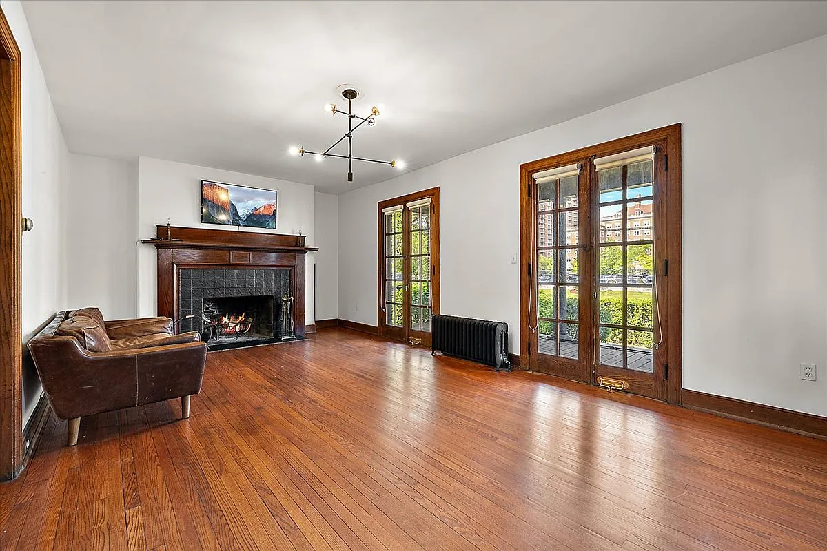 3 bed, 2.5 bath, 2400 sqft, $3,100 — Photo 4