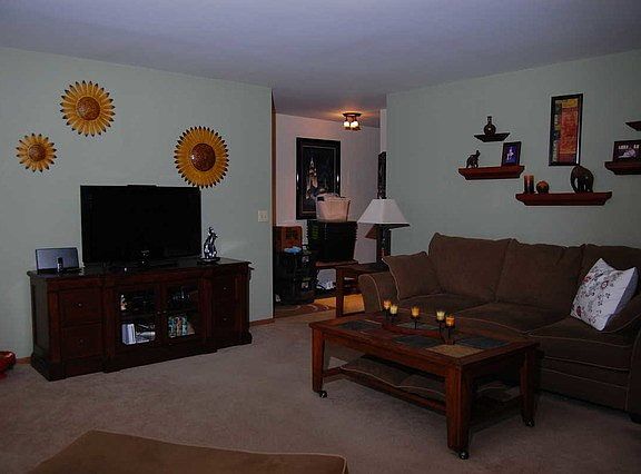 3rd image of 280 Woodridge Cir