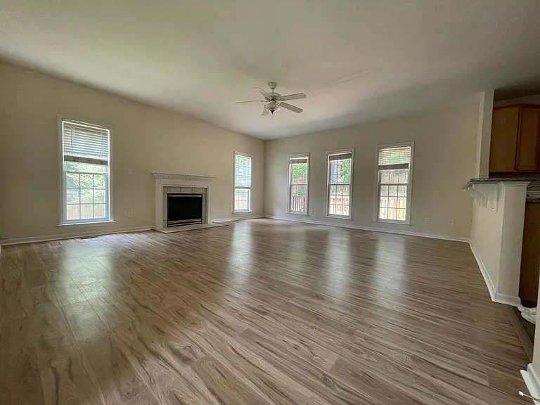 106 Hoboken Ct — Photo 4