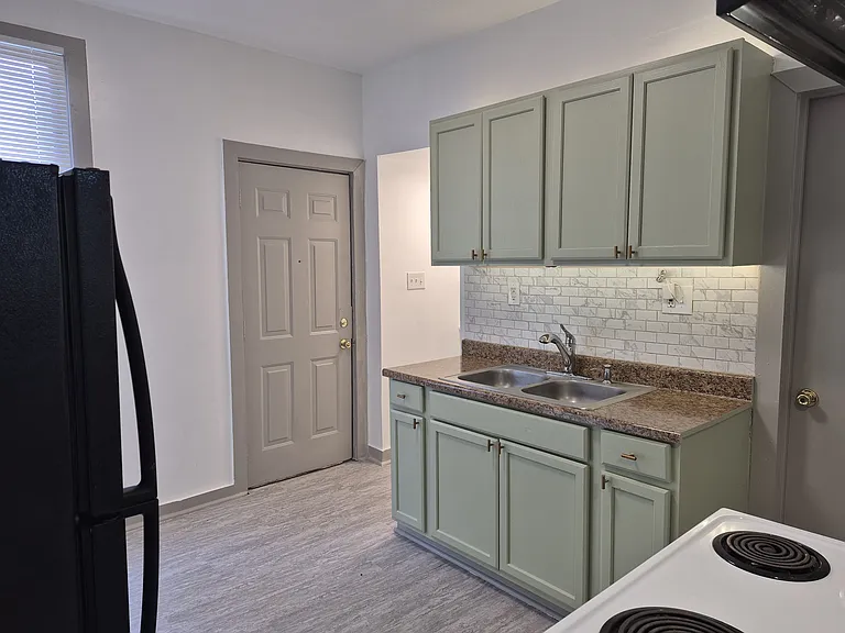 569 E Whittier St — Photo 7