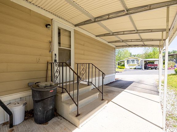 5th image of 131 Pine Ave