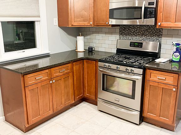 3rd image of 168 Villa Ave Floor 2