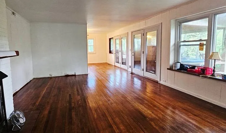 313 W Outer Dr — Photo 3