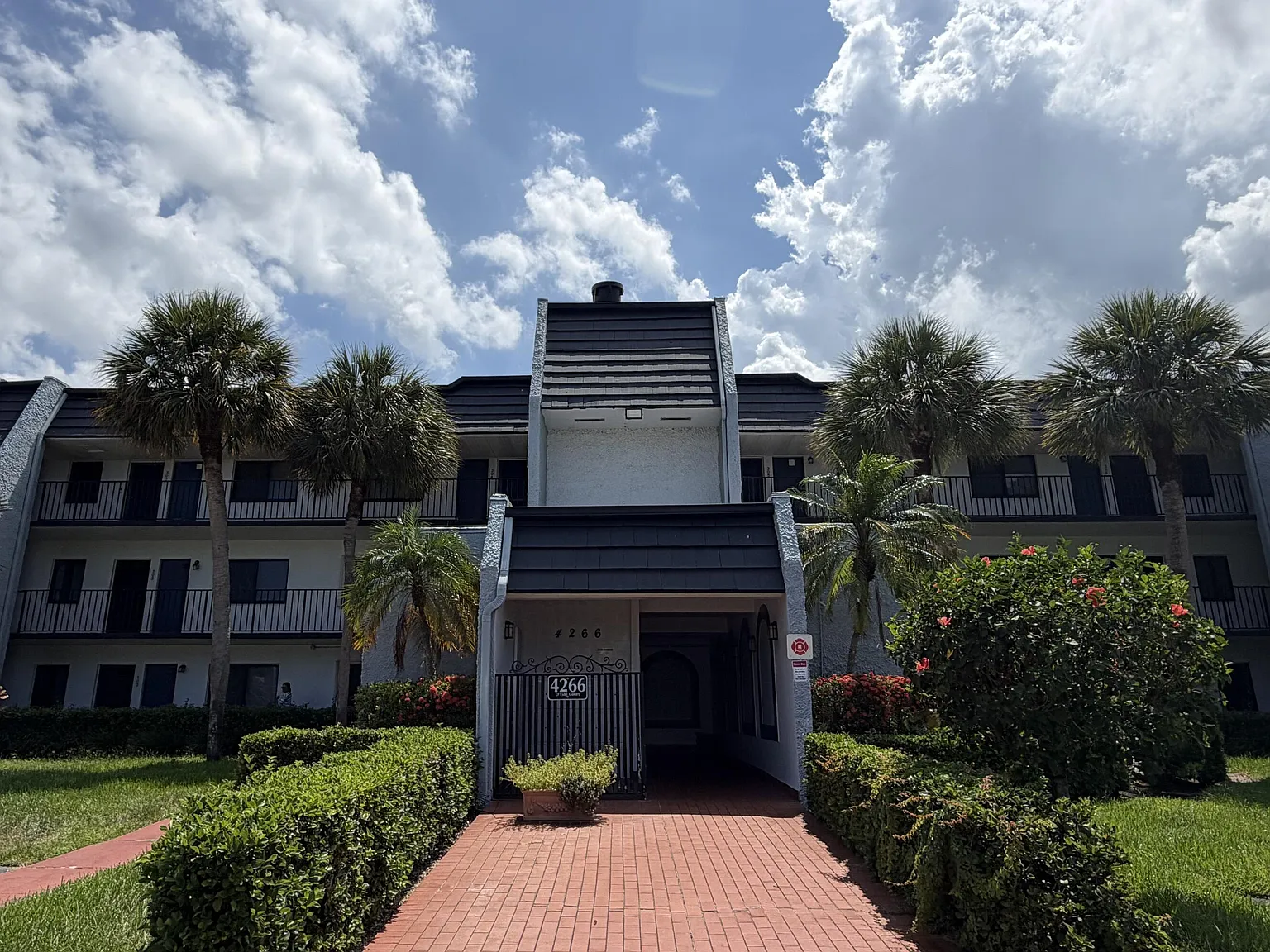 2 bed, 2.0 bath, 978 sqft, $1,900 — Photo 2
