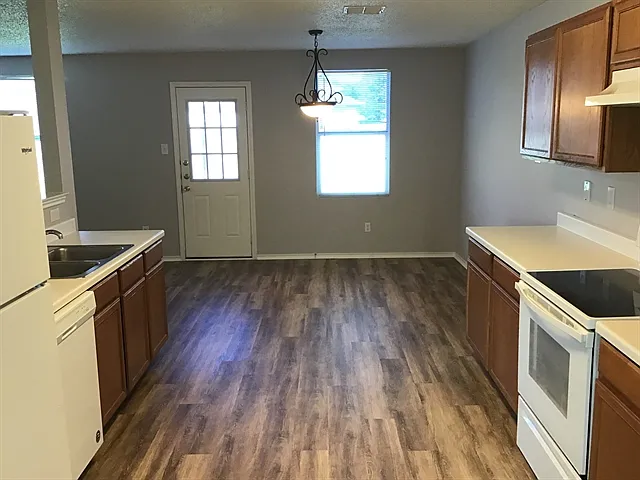 1313 Cherokee Rose Ln — Photo 3