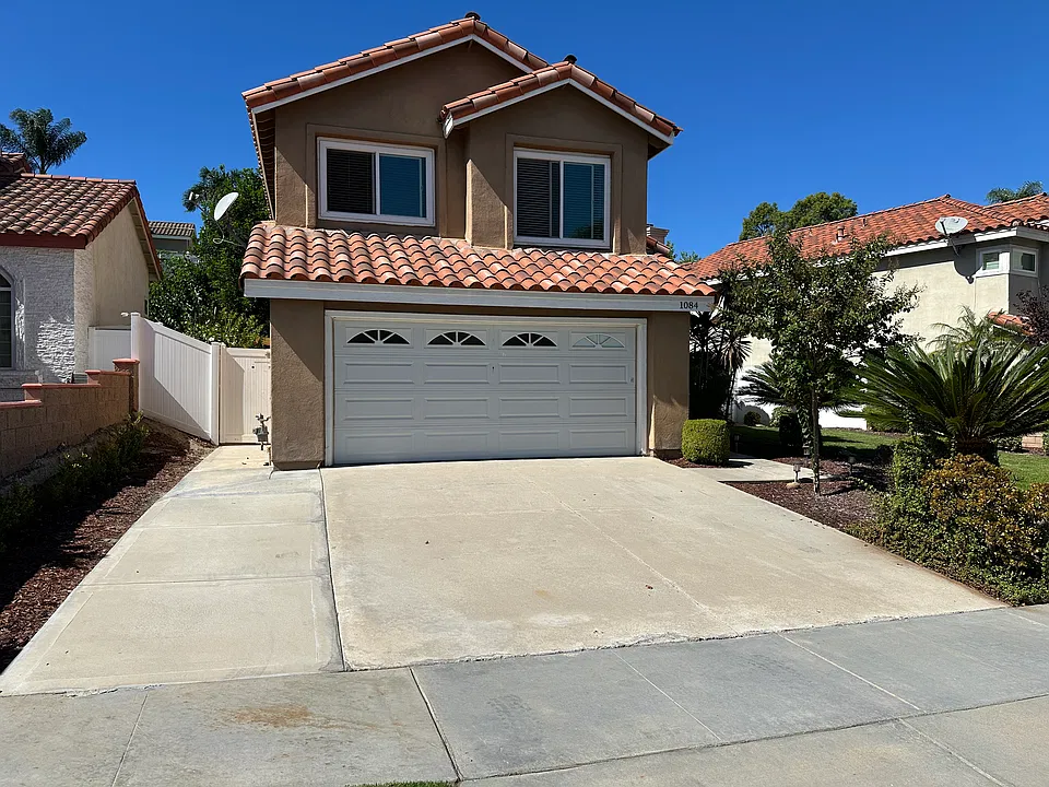 1084 Vista Lomas Ln