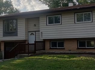 421 W 3rd St, Woodstock, IL 60098