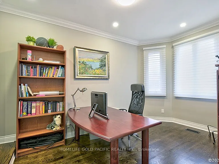 48 Havagal Cres — Photo 6