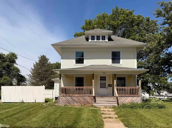 711 S 8th St, Chariton, IA 50049