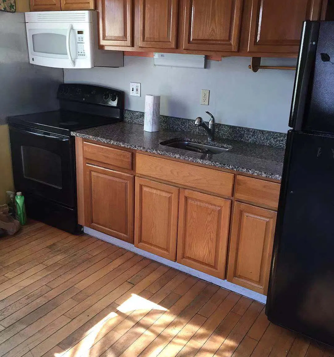 3 bed, 700 sqft, $1,800 — Photo 2
