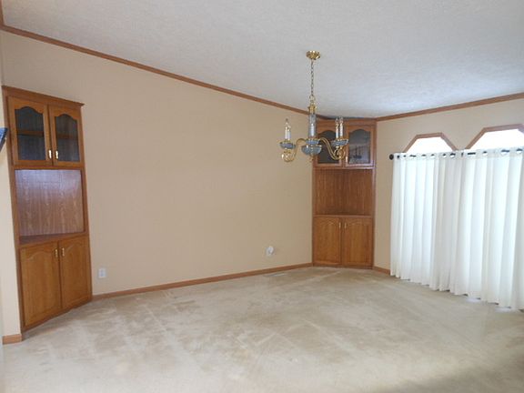 4th image of 205 Begonia Dr