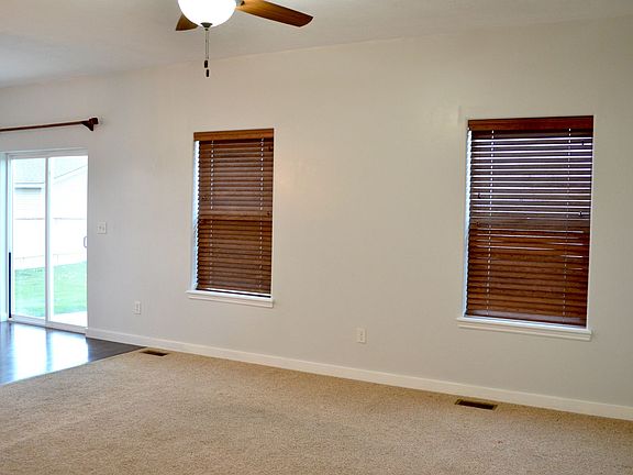 3rd image of 912 E Avenue F #1