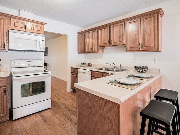 3rd image of 23 Lodge Ln #23