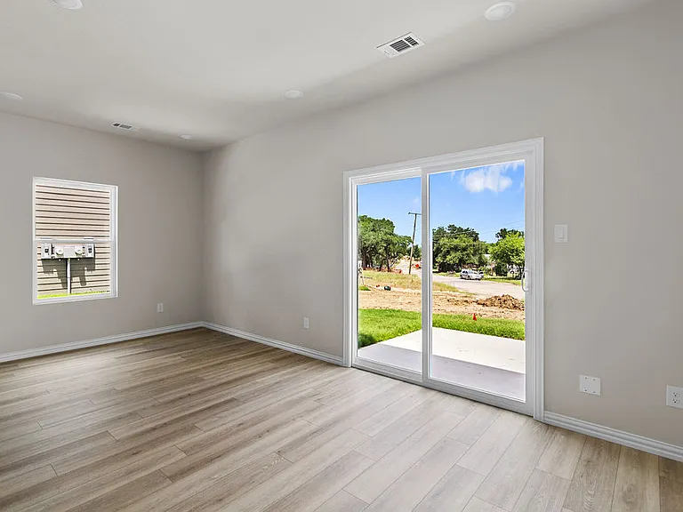 3329 Eastland St — Photo 4