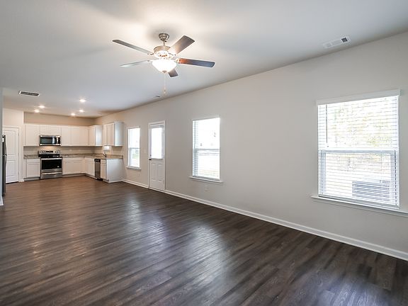 4th image of 3211 Bridgewood Dr