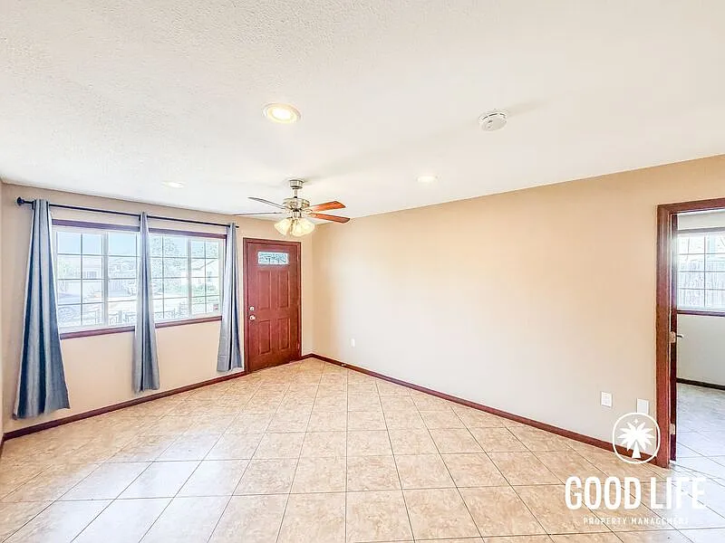 5 bed, 2.0 bath, 1654 sqft, $4,650 — Photo 2