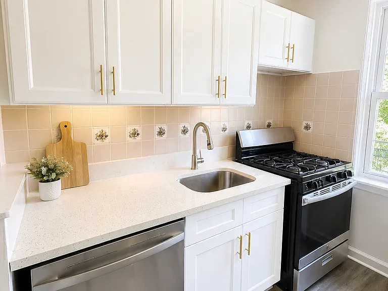 160 Ravine Ave #2D — Photo 3