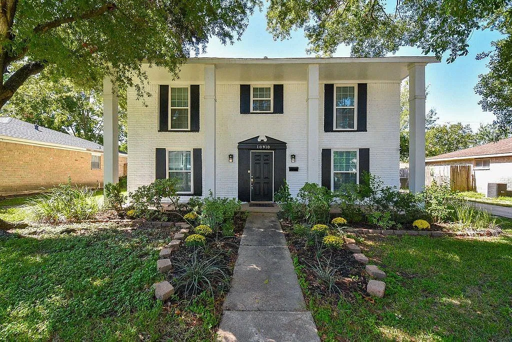 4 bed, 2.5 bath, 2240 sqft, $2,299 — Photo 2