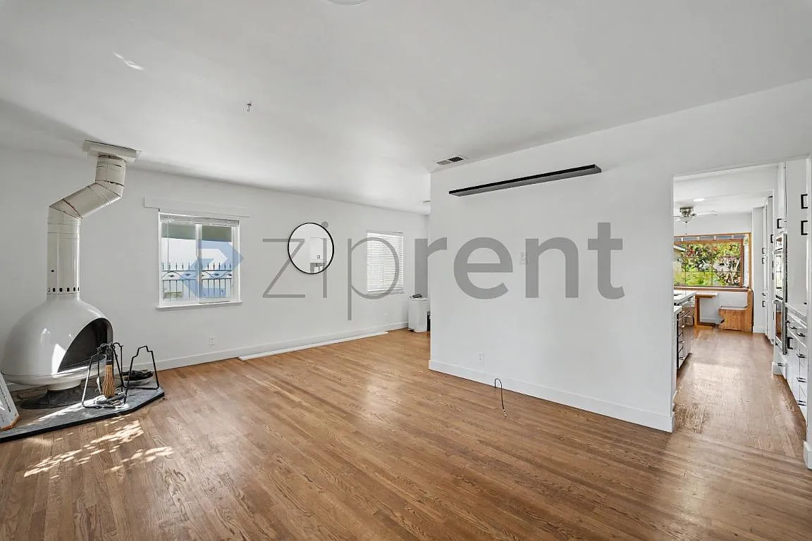 4 bed, 1400 sqft, $5,968 — Photo 2