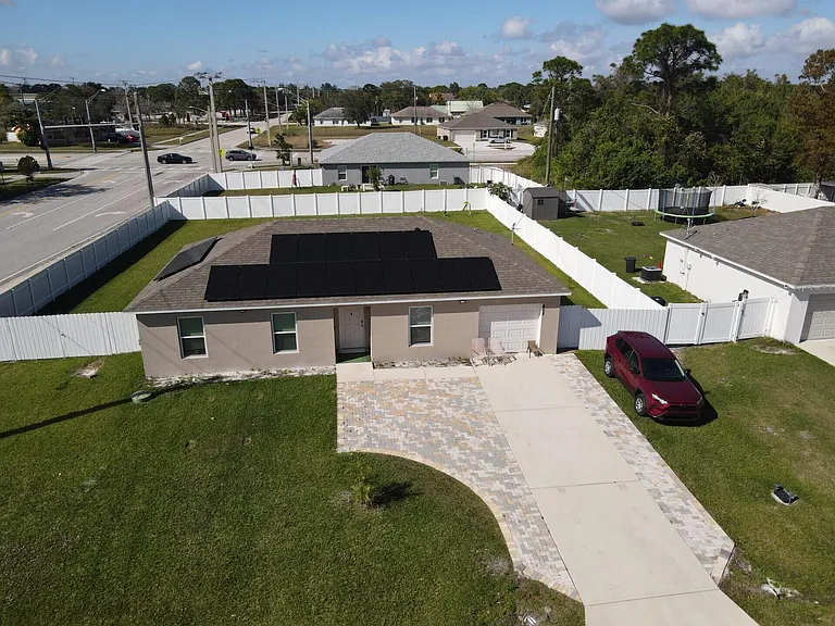 402 NE Mainsail St — Photo 1
