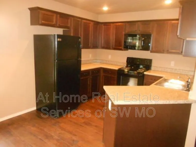 1040 E Caravan St — Photo 3