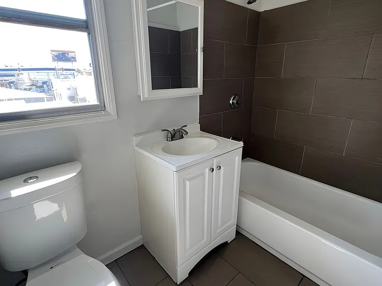 7516 S Western Ave — Photo 3