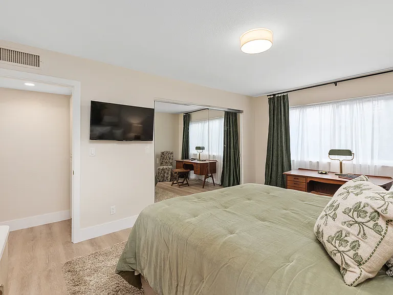 Downstairs bedroom. Note desk and 42' TV.