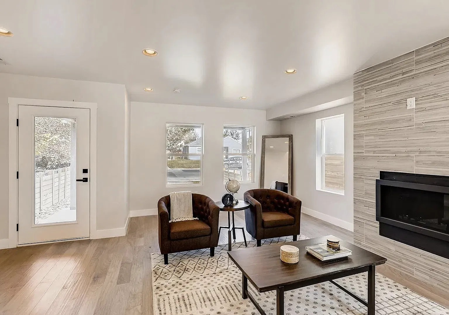 Updated 3 Bedroom Sunnyside Home with Detached Garage — Photo 3