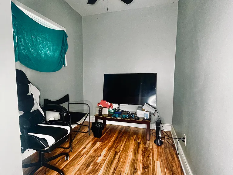 104 Kelburn St #2 — Photo 6