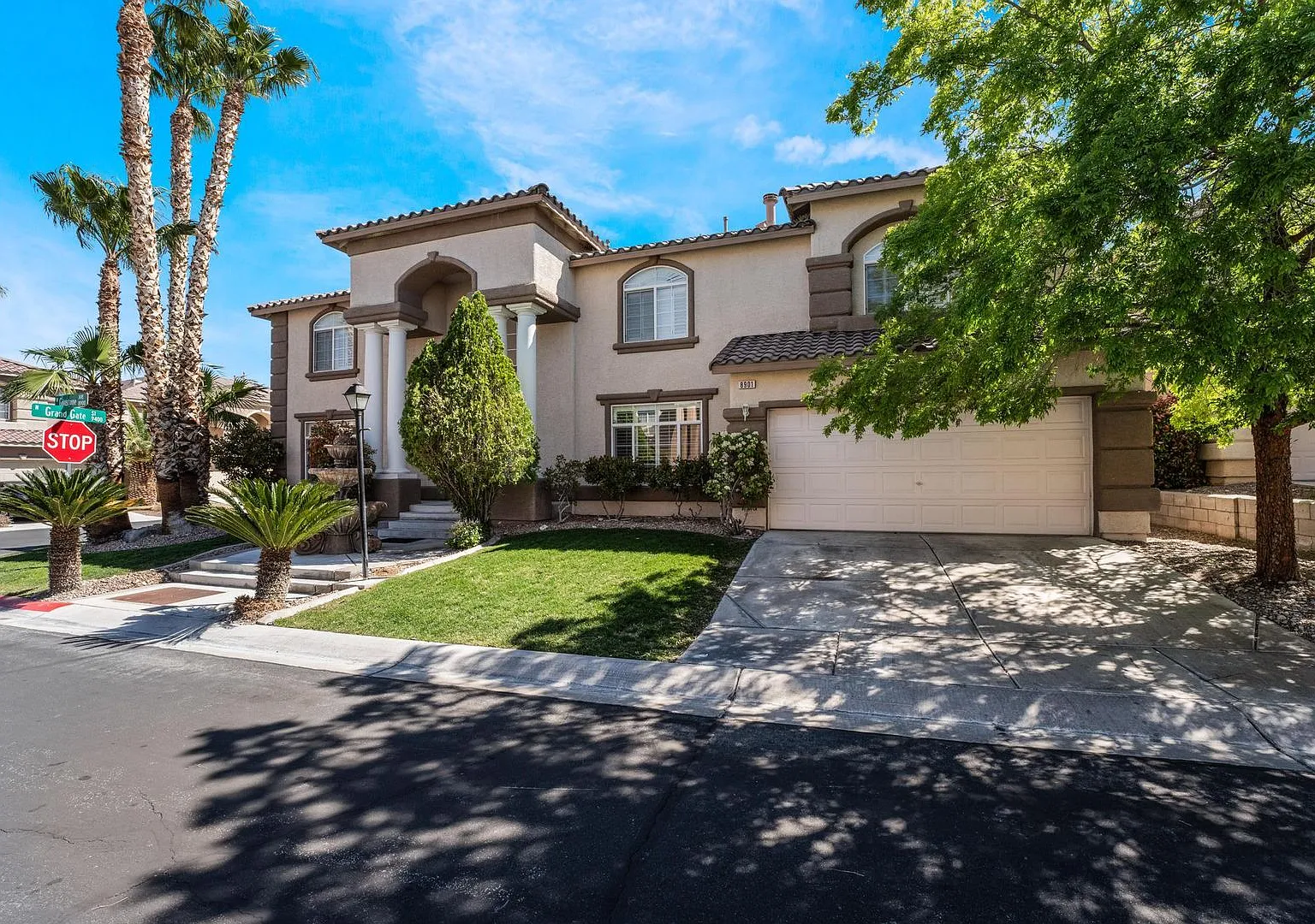 Luxurious Home in Gated Community — Photo 3