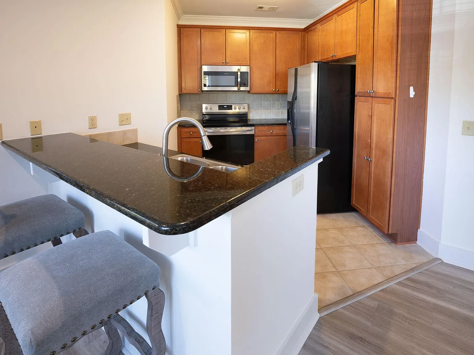 1 bed, 1015 sqft, $1,400 — Photo 4