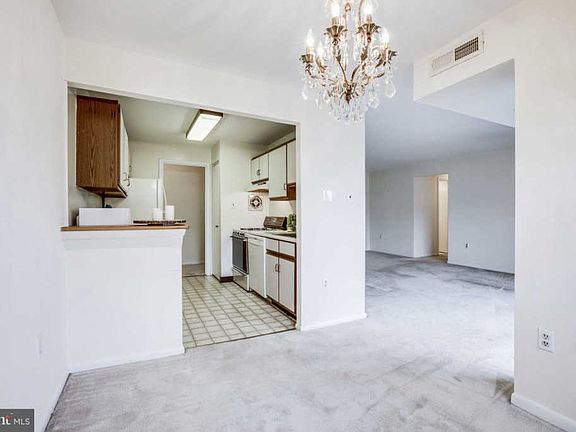 4th image of 1944 Kennedy Dr APT 202