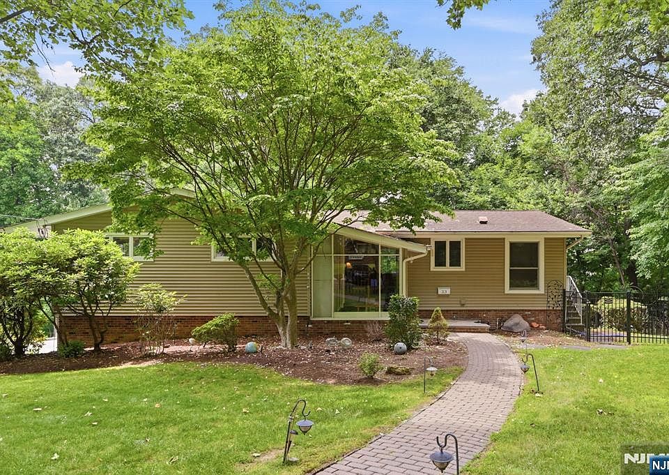 1st image of 23 Cressfield Ct