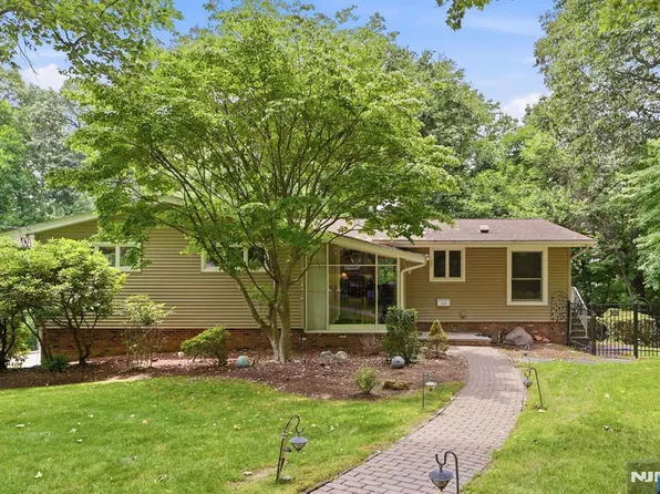 23 Cressfield Ct, Woodcliff Lake, NJ 07677
