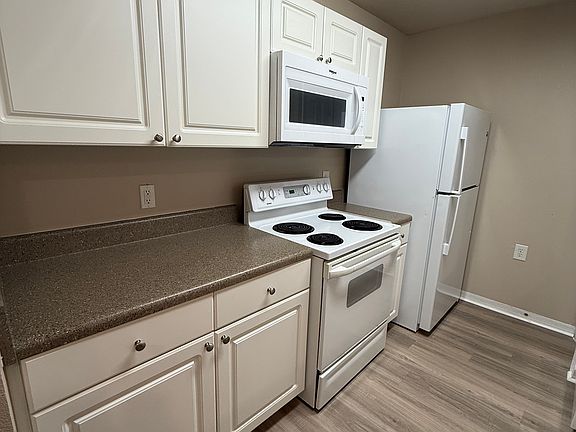 2nd image of 1640 Villa Capri Cir APT 308