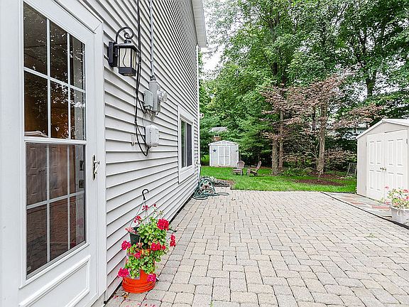 5th image of 76 Barry Dr N