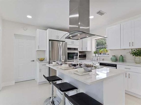 4th image of 4461 Carson St NE