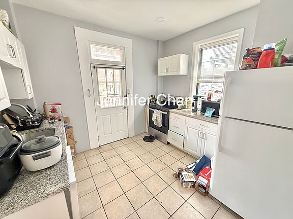 2nd image of 8 Royce Rd APT 1