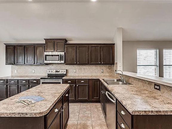 4th image of 914 Oak Hollow Ln