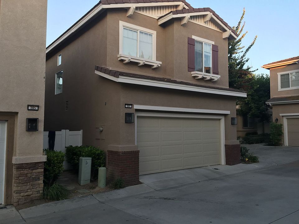 1st image of 207 Woodcrest Ln