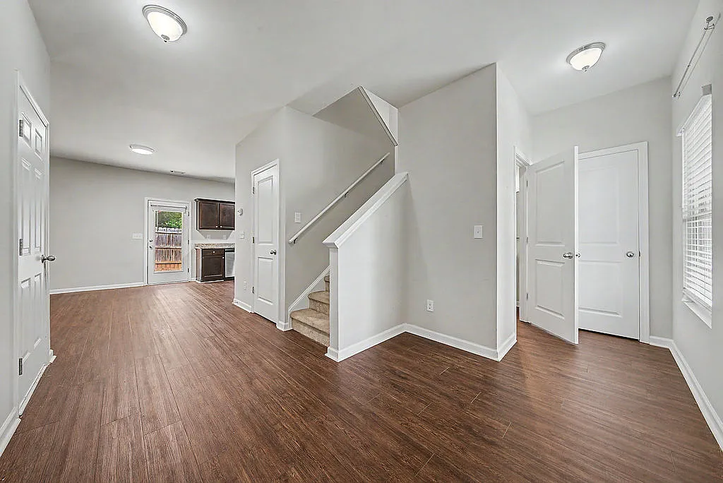 4 bed, 2.0 bath, 1897 sqft, $2,900 — Photo 2