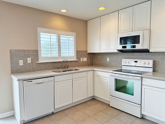 5th image of 32 Islander Cir