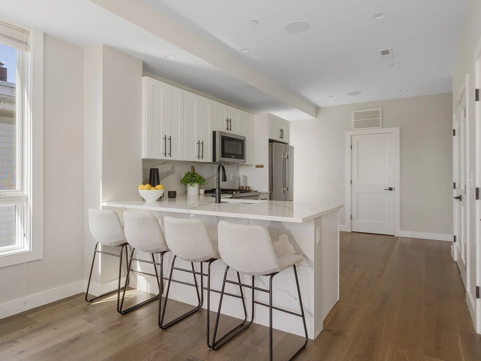 2 bed, 1250 sqft, $4,200 — Photo 4