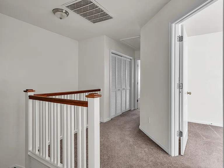 2322 Charing Cross Rd — Photo 17
