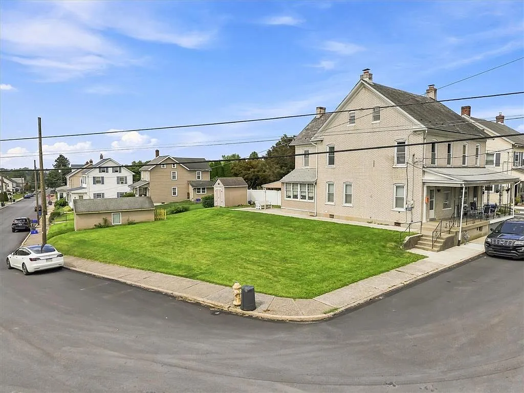 3 bed, 1.5 bath, 1371 sqft, $1,950 — Photo 3