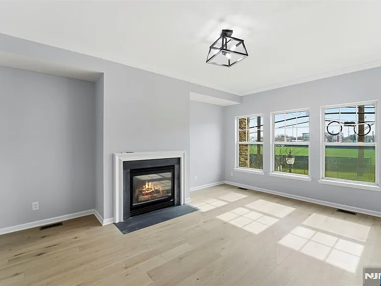 704 Green Ln — Photo 2
