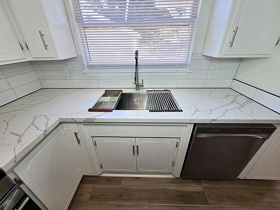 4th image of 1020 E Saginaw Way