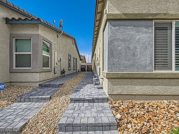3rd image of 7537 Garnet Moon St