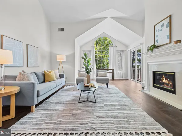 17045 Islip Loop, Dumfries, VA 22026